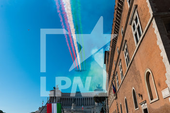 2020-06-02 - Le Frecce Tricolore volano su Piazza Venezia Roma il 2 Giugno 2020 durante la Festa Dell Repubblica. - FRECCE TRICOLORE DURANTE LA FESTA DELLA REPUBBLICA - REPORTAGE - EVENTS