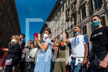 2020-06-02 - Persone che osservano le Frecce Tricolore che volano su Piazza Venezia Roma il 2 Giugno 2020 durante la Festa Dell Repubblica. - FRECCE TRICOLORE DURANTE LA FESTA DELLA REPUBBLICA - REPORTAGE - EVENTS
