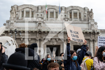 2020-06-07 - I manifestanti protestano davanti alla Stazione Centrale di Milano contro le discriminazioni razziali, in seguito all’omicidio di George Floyd negli USA - MANIFESTAZIONE BLACK LIVES MATTER CONTRO LA DISCRIMINAZIONE RAZZIALE IN SEGUITO ALL'OMICIDIO DI GEORGE FLOYD - NEWS - SOCIETY