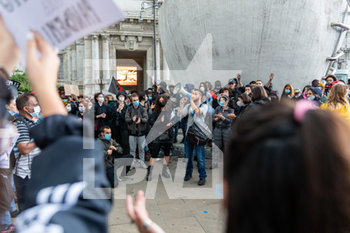 2020-06-07 - I manifestanti protestano davanti alla Stazione Centrale di Milano contro le discriminazioni razziali, in seguito all’omicidio di George Floyd negli USA - MANIFESTAZIONE BLACK LIVES MATTER CONTRO LA DISCRIMINAZIONE RAZZIALE IN SEGUITO ALL'OMICIDIO DI GEORGE FLOYD - NEWS - SOCIETY