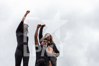 2020-06-07 - I manifestanti protestano davanti alla Stazione Centrale di Milano alzando il pugno al cielo ed inginocchiandosi contro le discriminazioni razziali, in seguito all’omicidio di George Floyd negli USA - MANIFESTAZIONE BLACK LIVES MATTER CONTRO LA DISCRIMINAZIONE RAZZIALE IN SEGUITO ALL'OMICIDIO DI GEORGE FLOYD - NEWS - SOCIETY