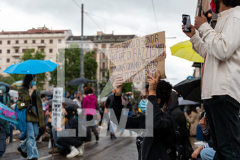 2020-06-07 - I manifestanti protestano davanti alla Stazione Centrale di Milano con cartelli contro le discriminazioni razziali, in seguito all’omicidio di George Floyd negli USA - MANIFESTAZIONE BLACK LIVES MATTER CONTRO LA DISCRIMINAZIONE RAZZIALE IN SEGUITO ALL'OMICIDIO DI GEORGE FLOYD - NEWS - SOCIETY