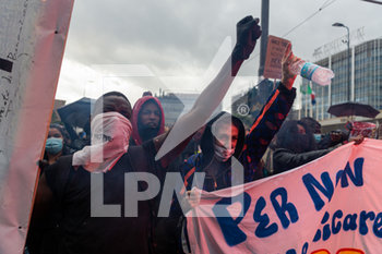 2020-06-07 - I manifestanti protestano davanti alla Stazione Centrale di Milano con striscioni e cortei contro le discriminazioni razziali, in seguito all’omicidio di George Floyd negli USA - MANIFESTAZIONE BLACK LIVES MATTER CONTRO LA DISCRIMINAZIONE RAZZIALE IN SEGUITO ALL'OMICIDIO DI GEORGE FLOYD - NEWS - SOCIETY