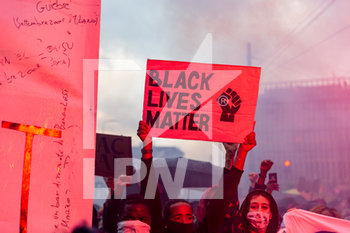 2020-06-07 - I manifestanti protestano davanti alla Stazione Centrale di Milano con striscioni inneggianti al movimento Black Lives Matter nel corteo organizzato contro le discriminazioni razziali, in seguito all’omicidio di George Floyd negli USA - MANIFESTAZIONE BLACK LIVES MATTER CONTRO LA DISCRIMINAZIONE RAZZIALE IN SEGUITO ALL'OMICIDIO DI GEORGE FLOYD - NEWS - SOCIETY
