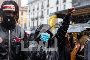 2020-06-07 - I manifestanti protestano davanti alla Stazione Centrale di Milano alzando il pugno al cielo contro le discriminazioni razziali, in seguito all’omicidio di George Floyd negli USA - MANIFESTAZIONE BLACK LIVES MATTER CONTRO LA DISCRIMINAZIONE RAZZIALE IN SEGUITO ALL'OMICIDIO DI GEORGE FLOYD - NEWS - SOCIETY