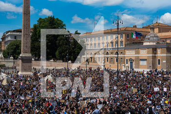 2020-06-07 - La piazza piena di gente inginocchiata durante la manifestazione anti razzista che si è svolta a Roma dopo la morte di George Floyd negli USA.   - SIT-IN ANTIRAZZISTA IN MEMORIA DI GEORGE FLOYD - NEWS - SOCIETY