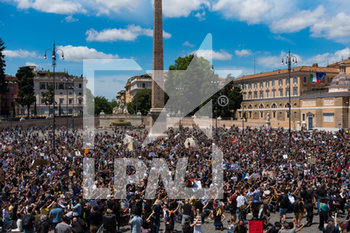 2020-06-07 - La piazza piena di gente inginocchiata durante la manifestazione anti razzista che si è svolta a Roma dopo la morte di George Floyd negli USA.   - SIT-IN ANTIRAZZISTA IN MEMORIA DI GEORGE FLOYD - NEWS - SOCIETY