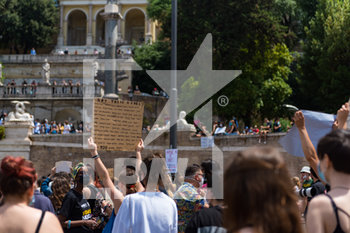 2020-06-07 - La piazza piena di gente durante la manifestazione anti razzista che si è svolta a Roma dopo la morte di George Floyd negli USA.   - SIT-IN ANTIRAZZISTA IN MEMORIA DI GEORGE FLOYD - NEWS - SOCIETY