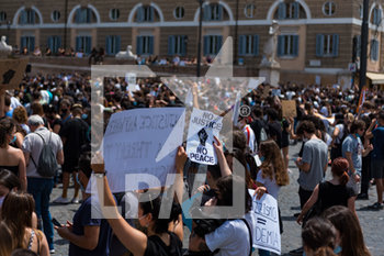2020-06-07 - I cartelli di Piazza del Popolo durante la manifestazione anti razzista che si è svolta a Roma dopo la morte di George Floyd negli USA.   - SIT-IN ANTIRAZZISTA IN MEMORIA DI GEORGE FLOYD - NEWS - SOCIETY