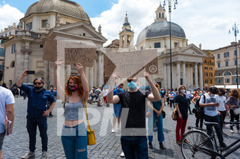 2020-06-07 - I cartelli di Piazza del Popolo durante la manifestazione anti razzista che si è svolta a Roma dopo la morte di George Floyd negli USA.   - SIT-IN ANTIRAZZISTA IN MEMORIA DI GEORGE FLOYD - NEWS - SOCIETY