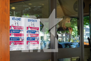 2020-06-13 - Bar con cartelli per il distanziamento sociale - RIPRESA ATTIVITà AI TEMPI DEL CORONAVIRUS - NEWS - WORK