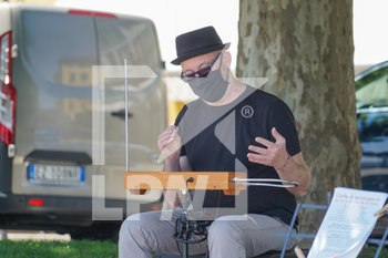 2020-06-13 - Artista di strada con mascherina - RIPRESA ATTIVITà AI TEMPI DEL CORONAVIRUS - NEWS - WORK