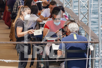 2020-06-13 - Cameriera con mascherina e clienti - RIPRESA ATTIVITà AI TEMPI DEL CORONAVIRUS - NEWS - WORK