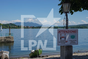 2020-06-13 - Cartello per il distanziamento sociale in riva al lago - RIPRESA ATTIVITà AI TEMPI DEL CORONAVIRUS - NEWS - WORK
