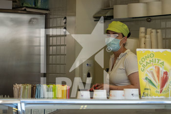 2020-06-13 - Cameriera della gelateria con mascherina - RIPRESA ATTIVITà AI TEMPI DEL CORONAVIRUS - NEWS - WORK
