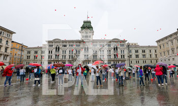 2020-06-15 - Lancio dei palloncini durante il Flash Mob Infermieri Piazza Unità d'Italia Trieste - FLASH MOB INFERMIERI  - NEWS - WORK