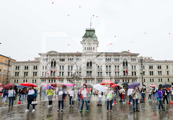 2020-06-15 - Lancio dei palloncini durante il Flash Mob Infermieri Piazza Unità d'Italia Trieste - FLASH MOB INFERMIERI  - NEWS - WORK