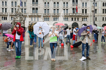2020-06-15 - Lungo applauso per gli infermieri durante il Flash Mob Infermieri Piazza Unità d'Italia Trieste - FLASH MOB INFERMIERI  - NEWS - WORK