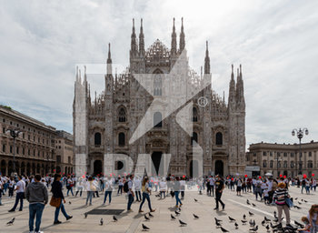 2020-06-15 - Piazza Duomo a Milano accoglie centinaia di infermieri che protestano - FLASH MOB INFERMIERI - NEWS - WORK