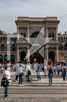 2020-06-15 - Piazza Duomo a Milano accoglie centinaia di infermieri che protestano - FLASH MOB INFERMIERI - NEWS - WORK