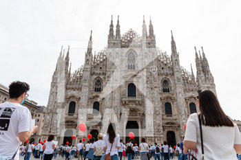 2020-06-15 - Gli infermieri lombardi protestano sotto il Duomo di Milano - FLASH MOB INFERMIERI - NEWS - WORK