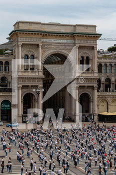 2020-06-15 - Vista dall’alto di Piazza Duomo durante la protesta degli infermieri lombardi - FLASH MOB INFERMIERI - NEWS - WORK