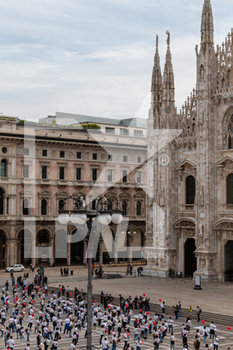 2020-06-15 - Vista dall’alto di Piazza Duomo durante la protesta degli infermieri lombardi - FLASH MOB INFERMIERI - NEWS - WORK