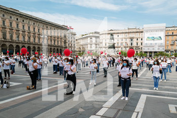 2020-06-15 - Milano, 15 giugno 2020: manifestazione del personale infermieristico in Piazza Duomo. - INFERMIERI E PERSONALE PARAMEDICO PROTESTANO PACIFICAMENTE PER IL RICONOSCIMENTO DEI PROPRI DIRITTI - NEWS - WORK