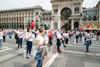 2020-06-15 - Milano, 15 giugno 2020: manifestazione del personale infermieristico in Piazza Duomo. - INFERMIERI E PERSONALE PARAMEDICO PROTESTANO PACIFICAMENTE PER IL RICONOSCIMENTO DEI PROPRI DIRITTI - NEWS - WORK