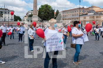 2020-06-15 - Protesta degli infermieri in Piazza Del Popolo a Roma con i palloncini rossi. - PROTESTA DEGLI INFERMIERI NELLE PIAZZE D'ITALIA - NEWS - WORK