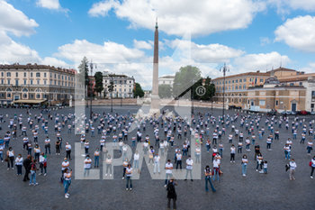 2020-06-15 - Protesta degli infermieri in Piazza Del Popolo a Roma che eseguono un minuto di silenzio rispettando il distanziamento sociale. - PROTESTA DEGLI INFERMIERI NELLE PIAZZE D'ITALIA - NEWS - WORK