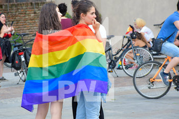 2020-07-11 - Manifestanti vestono la bandiera arcobaleno - FREE K-PRIDE TORINO 2020 - PROTESTA CONTRO LE DISCRIMINAZIONI DI GENERE - NEWS - SOCIETY