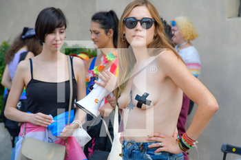 2020-07-11 - Ragazza manifesta a torso nudo - FREE K-PRIDE TORINO 2020 - PROTESTA CONTRO LE DISCRIMINAZIONI DI GENERE - NEWS - SOCIETY
