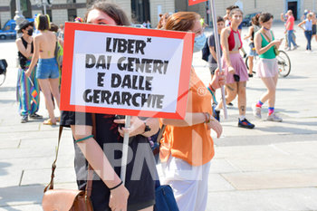 2020-07-11 - Manifestante espone cartello sulla libertá di genere - FREE K-PRIDE TORINO 2020 - PROTESTA CONTRO LE DISCRIMINAZIONI DI GENERE - NEWS - SOCIETY