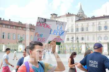 2020-07-11 - Manifestante espone cartella sulla libertá davanti a Palazzo Reale - FREE K-PRIDE TORINO 2020 - PROTESTA CONTRO LE DISCRIMINAZIONI DI GENERE - NEWS - SOCIETY