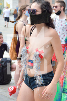 2020-07-11 - Ragazza protesta con mascherina a torso nudo - FREE K-PRIDE TORINO 2020 - PROTESTA CONTRO LE DISCRIMINAZIONI DI GENERE - NEWS - SOCIETY