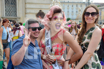2020-07-11 - Drag queen in posa per foto ricordo - FREE K-PRIDE TORINO 2020 - PROTESTA CONTRO LE DISCRIMINAZIONI DI GENERE - NEWS - SOCIETY