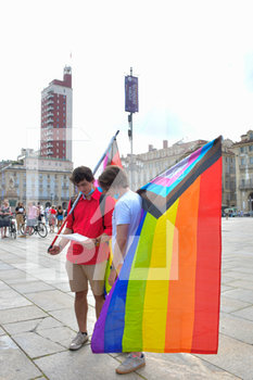 2020-07-11 - Due ragazzi con bandiera arcobaleno in Piazza Castello - FREE K-PRIDE TORINO 2020 - PROTESTA CONTRO LE DISCRIMINAZIONI DI GENERE - NEWS - SOCIETY