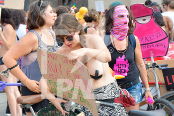 2020-07-11 - Manifestante in topless sistema cartello sulla bici - FREE K-PRIDE TORINO 2020 - PROTESTA CONTRO LE DISCRIMINAZIONI DI GENERE - NEWS - SOCIETY
