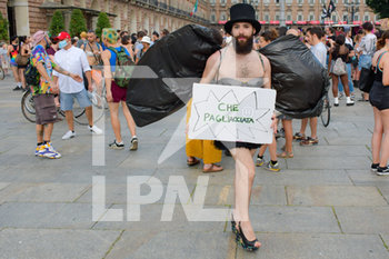 2020-07-11 - Ragazzo travestito con tacchi espone cartello di protesta - FREE K-PRIDE TORINO 2020 - PROTESTA CONTRO LE DISCRIMINAZIONI DI GENERE - NEWS - SOCIETY