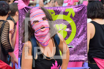 2020-07-11 - Manifestante mascherata fa la linguaccia - FREE K-PRIDE TORINO 2020 - PROTESTA CONTRO LE DISCRIMINAZIONI DI GENERE - NEWS - SOCIETY