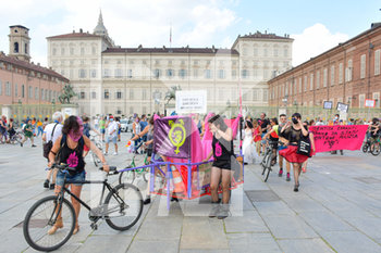 2020-07-11 - Inizia il corteo del free k-pride in piazza Castello - FREE K-PRIDE TORINO 2020 - PROTESTA CONTRO LE DISCRIMINAZIONI DI GENERE - NEWS - SOCIETY