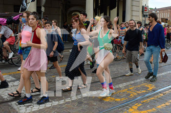 2020-07-11 - Manifestanti ballano durante il corteo - FREE K-PRIDE TORINO 2020 - PROTESTA CONTRO LE DISCRIMINAZIONI DI GENERE - NEWS - SOCIETY