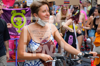 2020-07-11 - Manifestante con slogan di protesta disegnato sul corpo - FREE K-PRIDE TORINO 2020 - PROTESTA CONTRO LE DISCRIMINAZIONI DI GENERE - NEWS - SOCIETY
