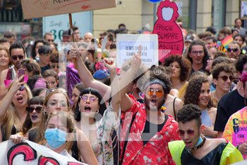 2020-07-11 - Manifestanti intonano cori - FREE K-PRIDE TORINO 2020 - PROTESTA CONTRO LE DISCRIMINAZIONI DI GENERE - NEWS - SOCIETY