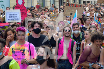 2020-07-11 - Folla al corteo free k-pride di Torino - FREE K-PRIDE TORINO 2020 - PROTESTA CONTRO LE DISCRIMINAZIONI DI GENERE - NEWS - SOCIETY