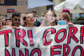 2020-07-11 - Ragazze protestano in prima fila - FREE K-PRIDE TORINO 2020 - PROTESTA CONTRO LE DISCRIMINAZIONI DI GENERE - NEWS - SOCIETY