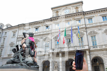 2020-07-11 - Il corteo si ferma davanti al Palazzo del Comune - FREE K-PRIDE TORINO 2020 - PROTESTA CONTRO LE DISCRIMINAZIONI DI GENERE - NEWS - SOCIETY