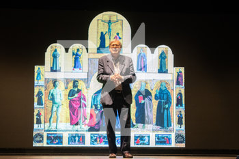 2020-07-20 - Il critico d'arte Vittorio Sgarbi a L'Aquila parla di Raffaello in occasione del cinquecentesimo anniversario della morte dell'artista urbinate. - VITTORIO SGARBI PARLA DI RAFFAELLO A L'AQUILA - NEWS - ART