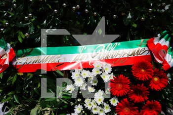 2020-07-24 - A un mese dal crollo il Comune di Albizzate ha proclamato una giornata di lutto cittadino. La commemorazione si è aperta con la posa delle corone di fiori in via Marconi - ALBIZZATE SI STRINGE ALLA FAMIGLIA HANNACH IN RICORDO DELLE VITTIME DEL CROLLO - NEWS - CHRONICLE